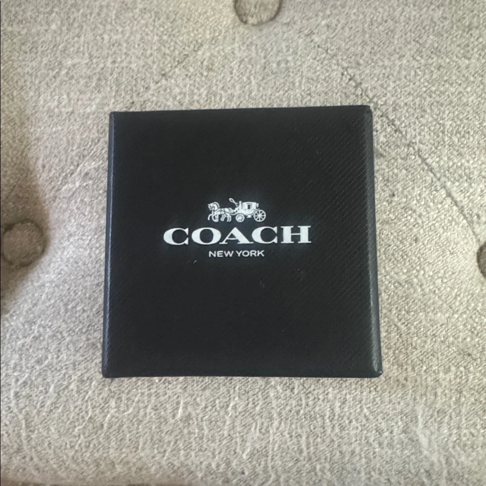 NWOT, Coach vintage gold /chalk signature earrings . - Picture 5 of 5